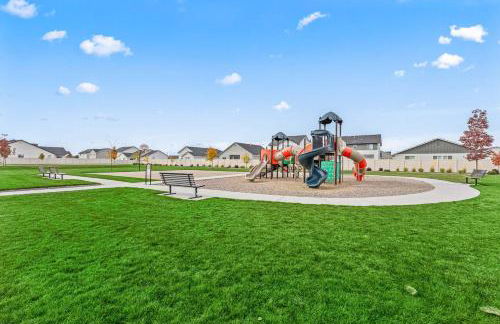 6BR Retreat with Playground Basketball & Sleeps 22 - Foto 17