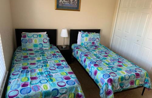 Spacious 4 BR Townhouse with 2 King Size Master Bedrooms, 3 miles to Disney, Free WiFi and Free Parking - Foto 11