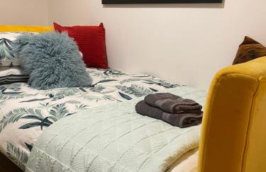 Lovely 3 bed with jacuzzi, close to airport, driveway, wifi - Foto 26