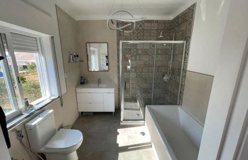 Spacious Villa. Large Rooftop. 4 Bedroom Sleeps 8 - Foto 13