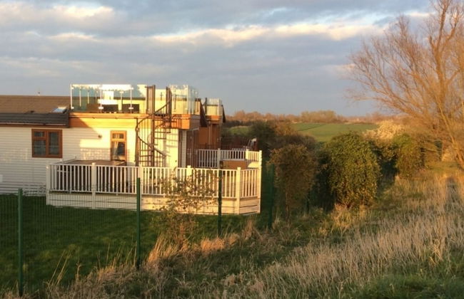 Beautiful 2-bed Lodge With hot tub and Saunain Ely - Foto 11