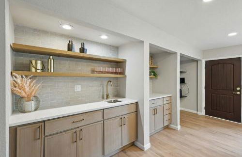 Spacious 5BR Getaway with Pool - Foto 21