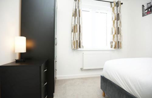 Gregor Place Modern four Bedroom House in Calne with Private Parking, perfect for teams or families staying in the area, Long stays welcome - Photo 8