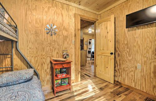 Cozy Creekside Cabin about 24 Mi to Red River! - Foto 17