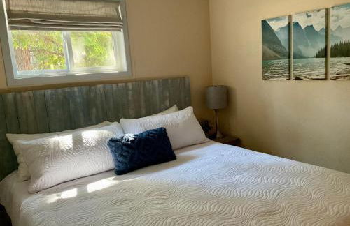 Beautiful Bungalow and Bunk House, Close to Lake - Foto 13