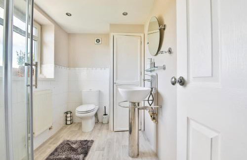 Spacious & Modern Triple-Story Cardiff Home with Pool Table - Foto 8