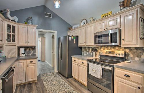 Holly Lake Retreat w/ 2 Community Pools & Yard - Foto 2