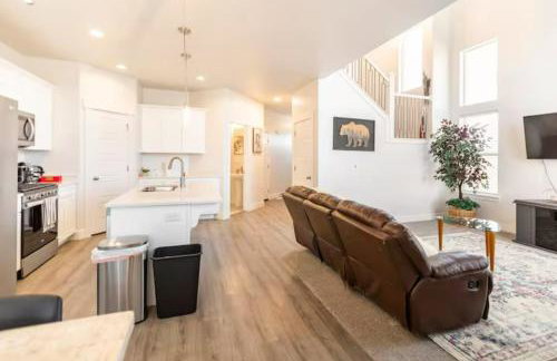 NEW 4-bed 4-bath Stylish House with Mountain View and 2 garages - Foto 3