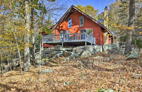 Deck and Forest Views Secluded Cresco Cabin! - Foto 1