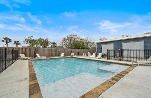 Gorgeous Home with Huge Private Pool and Game Room - Foto 39