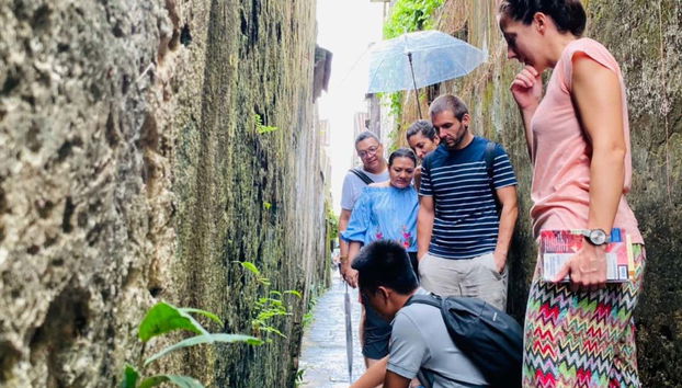 Atendiendo a las explicaciones del guía
