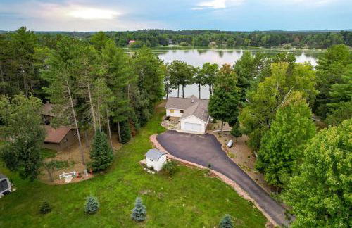 Spacious Lakefront New Auburn Home with Sunroom - Foto 37
