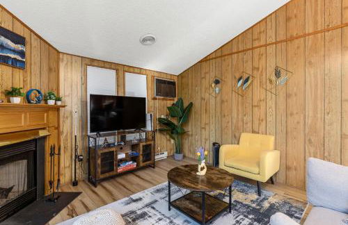 2-bedroom cabin, with a Fireplace, PS5, BBQ, fitness room, and a private hot tub - Foto 25