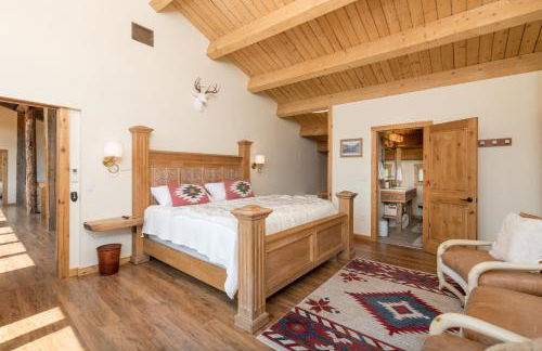 Bear Lodge with private Pool, Hottub, and Sauna! - Photo 20