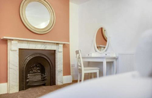 NEW! Luxurious Cottage in Durham by Stay With Us, Ideal for Large Groups & Families, Hot Tub, Sleeps 10! - Foto 42