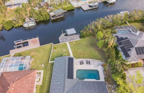 456 Stunning Canal-Front Home with Heated Pool - Foto 13