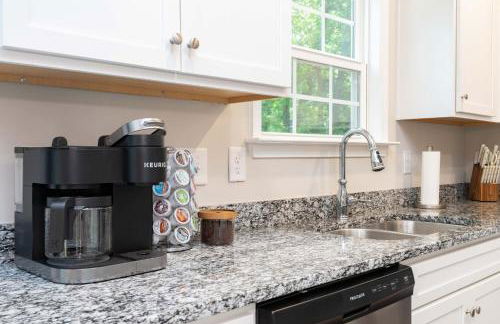 Charming 5bd - BBQ - Deck- 4mins Duke University - Photo 5