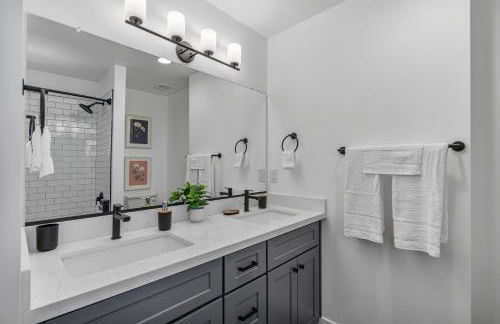 Stylish Phoenix Suite by Zenia Stays - Central & Cozy Escape - Foto 34