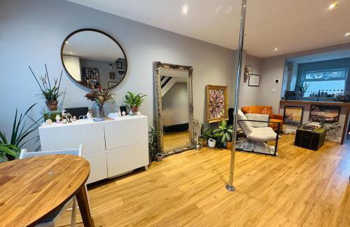 Stylish 2-Bed house, workspace & Easy London Access! - Foto 2