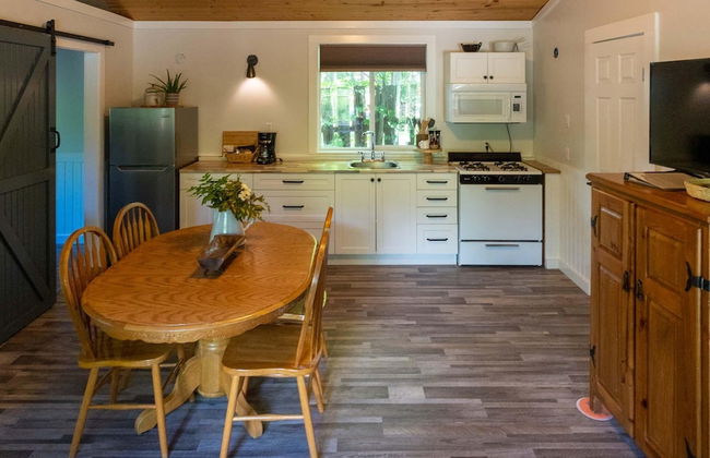 Barefoot Villas Cabin 1 Beaver w/ Hot tub - Photo 11