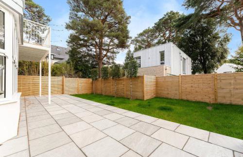 Luxury Four Bedroom Home Near Sandbanks - Photo 2