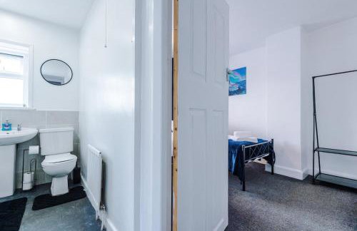 Charming 2 Bed House, Sleeps 6, Free parking, Contractors welcome - Foto 58