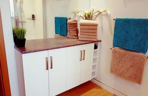 Yvi's 2-3 Bedroom Town Apartment - Foto 5