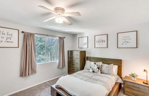 1 Mi to Lake Crestline Cabin with Deck and Gas Grill! - Foto 11