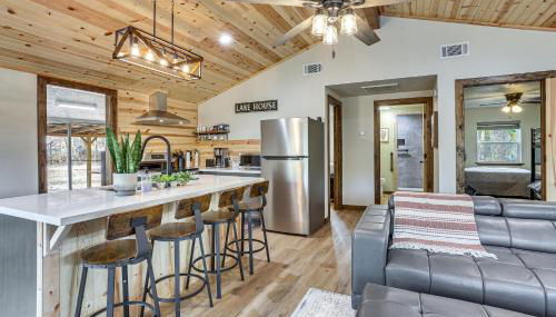 Fish Sam Rayburn! Secluded Cabin with Deck and Grill - Foto 5