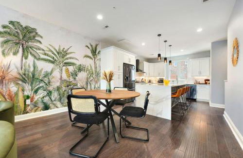 HostWise Stays - The Charlotte - Rooftop patio, Garage Parking, Prime Location, Large 3 Story Home - Foto 34