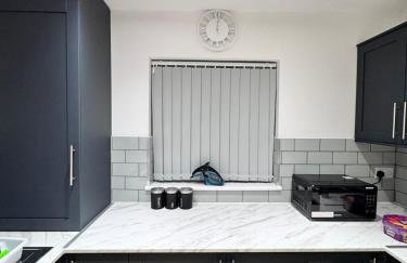 Modern 4 Bedroom House Sleeps 10 Free Parking Liverpool - Foto 11