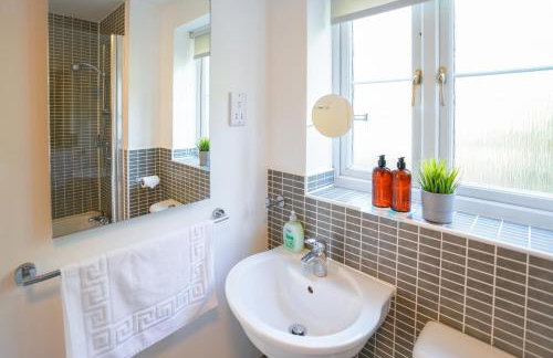 Stylish Apartment with Private Parking - Foto 34