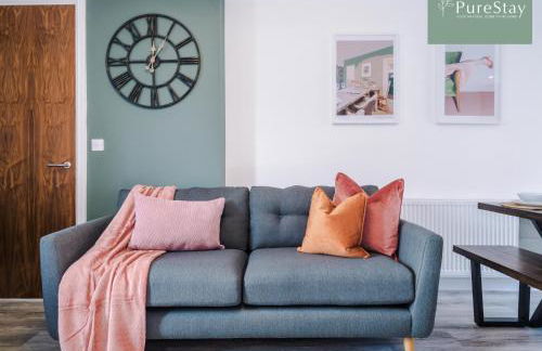 Spacious 5-bedroom Contractor House Sleeps 7 with Parking by PureStay - Foto 19