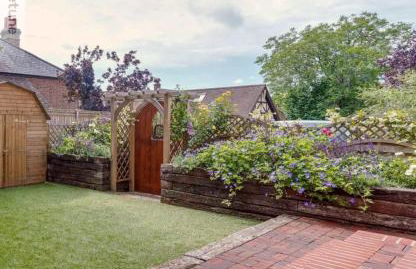 Charming Surrey Cottage perfect for Autumn or Winter gatherings - Photo 22