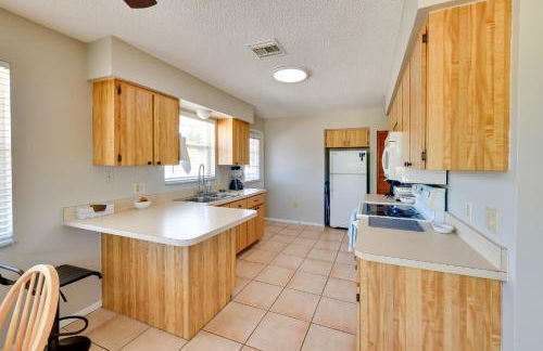 Coastal Oasis with Shared Pool, 2 Mi to Beach! - Foto 9