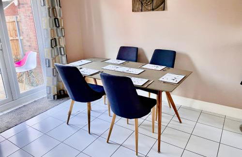 Stunning Large Detached Gloucester, 4 beds, 3 bedroom, 2 bathroom property, Nr Chelt, The Docks and Quays sleeps 6 - Photo 28