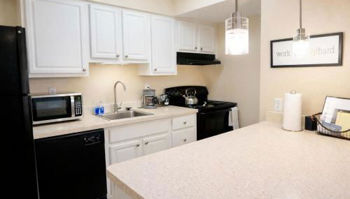 Down Town Convenience, TRAX, Self Check-In Studio - Foto 3