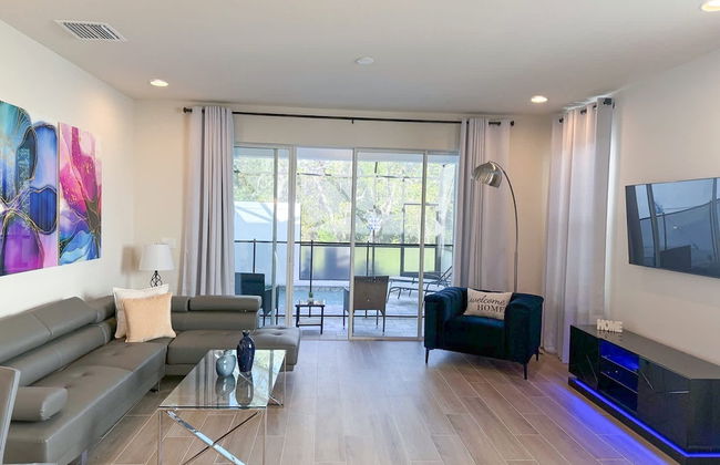 Modern 4BR Family Home With Private Pool - Photo 2