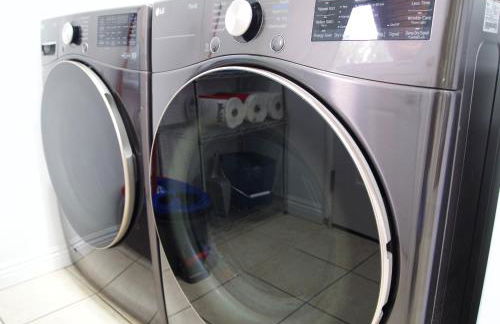 Cozy 3BR Home With Pool, Yard, Garage, and 80 inch TV! - Foto 42