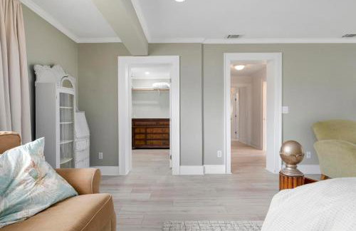 Coastal Vibes! Tropical heated pool home short drive to the beach - Foto 20