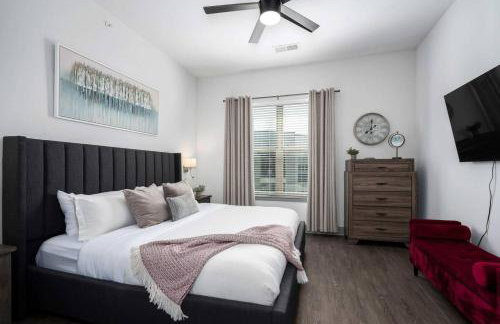 Luxury Apartment with Pool, Restaurants, Shopping) - Photo 28