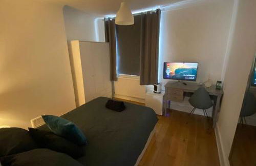 2 Bedroom Flat in Camberwell Green - Central Location with excellent connections to tourist attractions and main London airports - Photo 3
