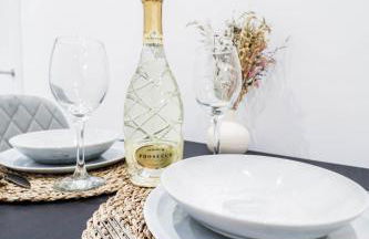 The Eden Suite - 1BR Chic Apt with Luxe Shower, Smart TV & Free Secure Parking in Central High Wycombe HP13, Sleeps 3 - Foto 37