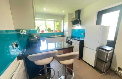 2BR Comfortable Spacious Furnished Property with Parking - Foto 19