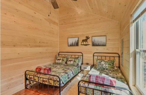 New Serene, Fun & Comfy Cabin- Covered Deck, Grill, Arcade - Foto 23