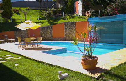 Belíssima Casa com extensa área externa - piscina, sauna, churrasqueira e campo de futebol - com 5 suítes e a 500 metros da Rua das Pedras - Foto 13