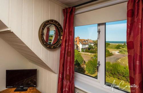 Beachside period family home. 5 BR spacious, comfortable. - Photo 42