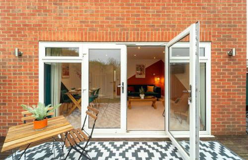 Perfect Getaway 3 Bedroom Home with Fast WiFi & Parking - Photo 31