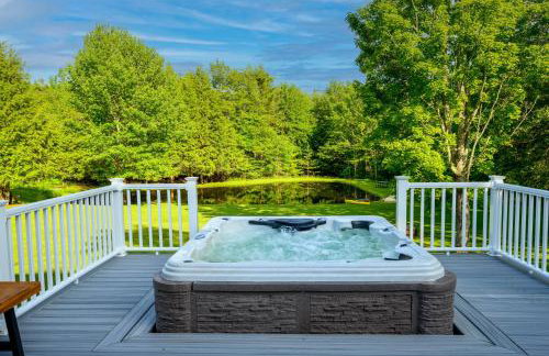 Lux estate! Hot tub, 8 acres, firepit, game room, private pond, EV, lots of privacy, 10 mins to town - Foto 4