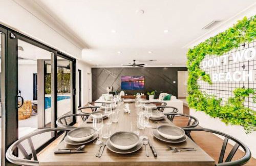 Resort Style Backyard Heated Pool Hot Tub Fire Pit - Foto 15